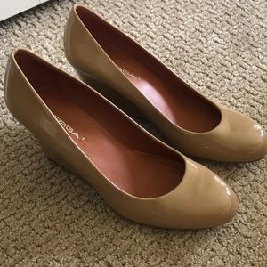 Via Spiga Tan Patent Closed Toe Wedge, size 7.5